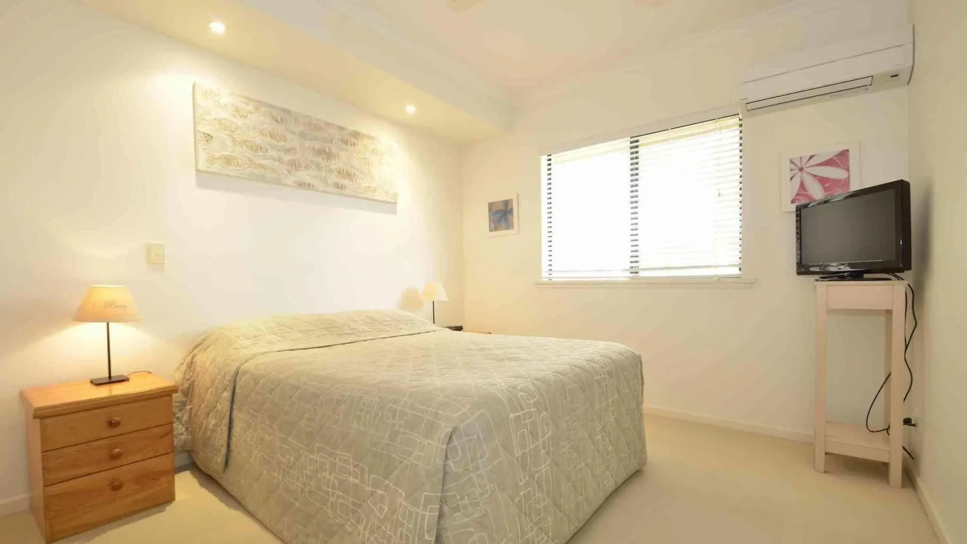 Bermuda Villas Sunshine Coast 4*,