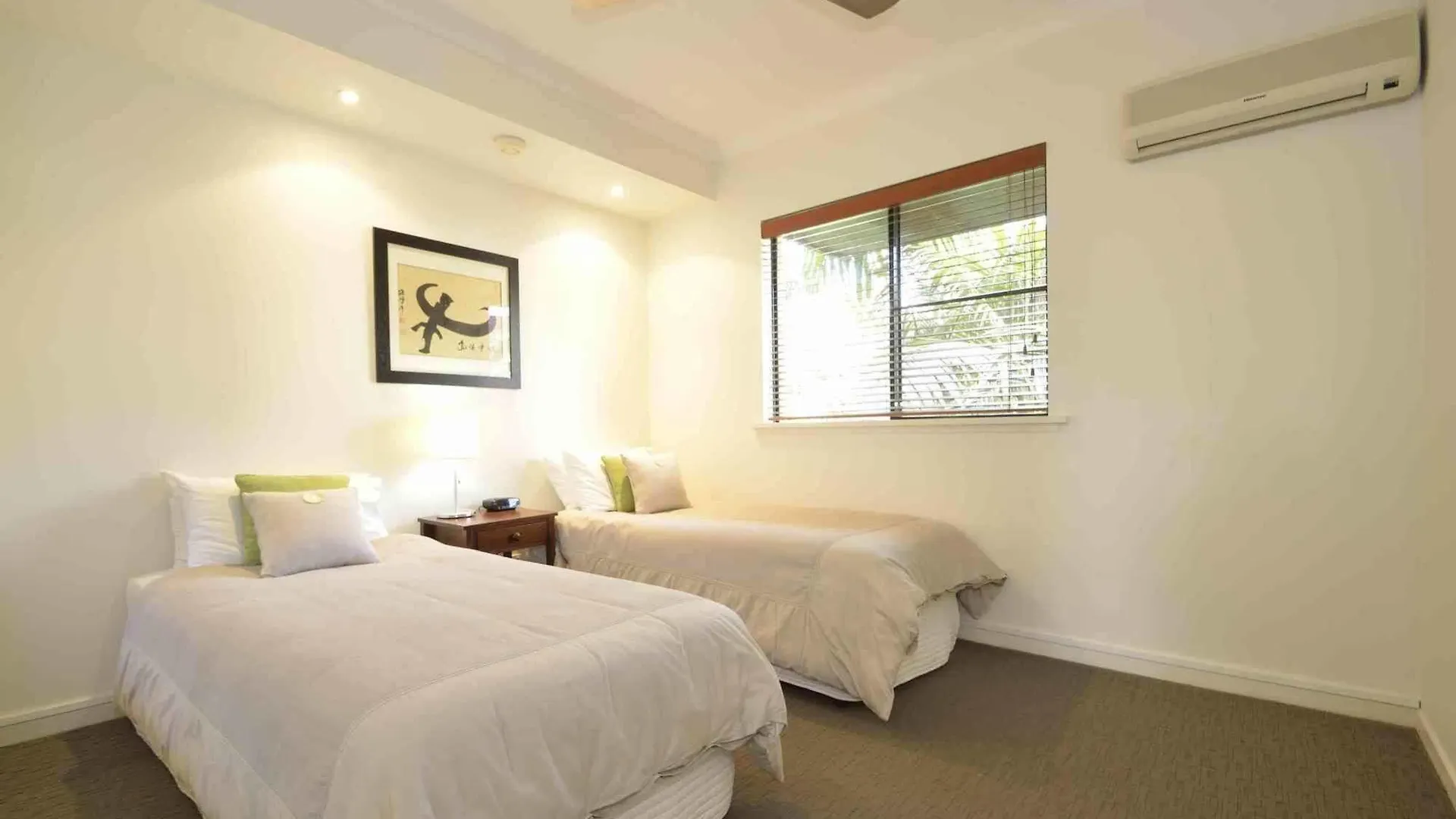Bermuda Villas Sunshine Coast 4*,